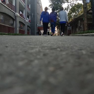 嗯。