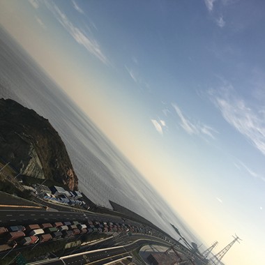 外面晴空万里家里闷热无比