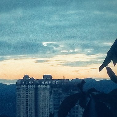 夏天夜晚，吹著风
