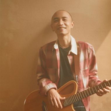 有一只猫躺在沙滩上