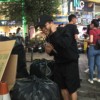 妹妹背著洋娃娃