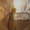 葡萄和空牛奶瓶