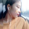 抱着一只小黑猫的牛奶