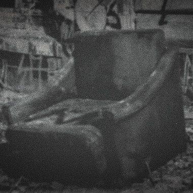 你总是会和废弃场的旧椅子一起合照