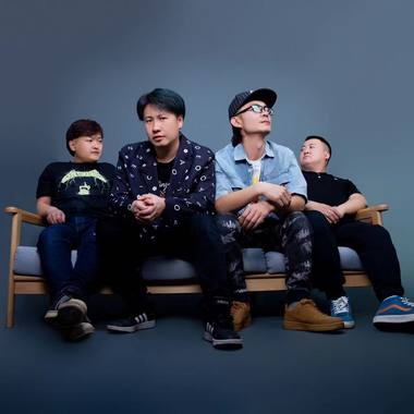 阿提那乐队 - 点亮岛屿上空的黑暗