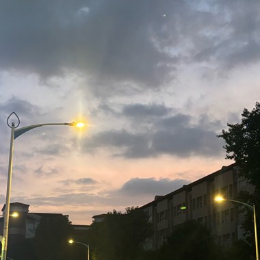 ；