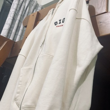 她说不爱了，外套却在我房间