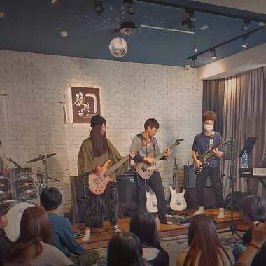 《离别的季节不会流泪还是会想念》