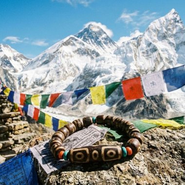 天珠传说（Legend of Dzi Beads)