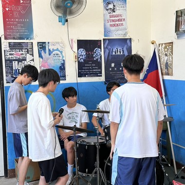 要转乘_的旅客，请在本站下车 ｜雄中112毕业歌征选